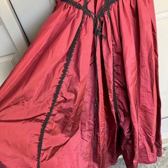 🩸SUBTERRANEA MEDIEVAL BURGUNDY GOTH DRESS TAFFETA WITH BLACK LACING AND TRIM🩸 - Picture 4 of 11